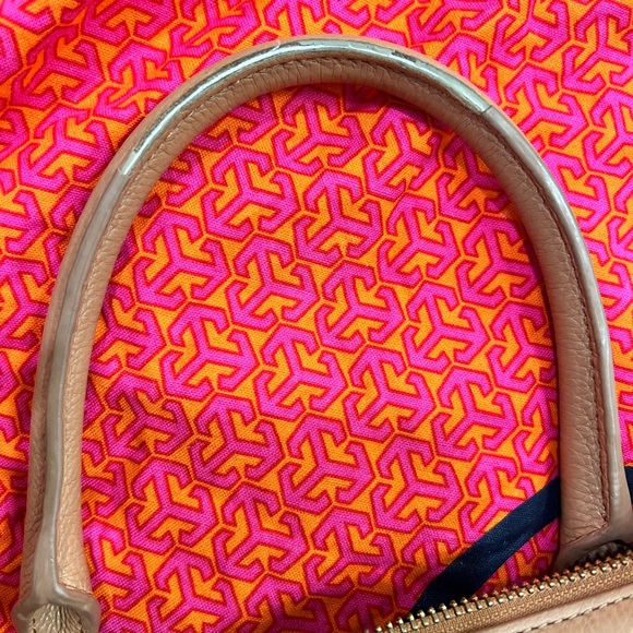 Tory Burch Vintage Amanda Middy Camel Logo Handbag - Picture 5 of 8